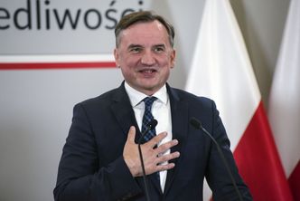 Lekcje językowe za ponad 100 tys. zł. Są szczegóły umowy resortu Ziobry