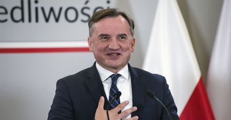 Lekcje językowe za ponad 100 tys. zł. Są szczegóły umowy resortu Ziobry