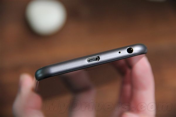 Czy podróbki mogą być premium? Oto androidowy klon iPhone'a 6, którego nie wygniesz i nie porysujesz 10