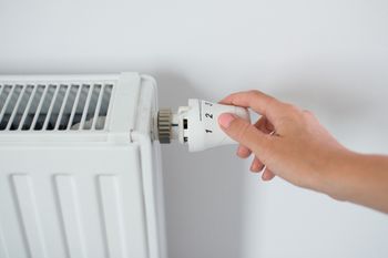 Sezon grzewczy ruszył, a wraz z nim fale oszustw. Policja ostrzega przed fałszywymi ofertami sprzedaży opału