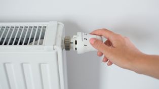 Sezon grzewczy ruszył, a wraz z nim fale oszustw. Policja ostrzega przed fałszywymi ofertami sprzedaży opału