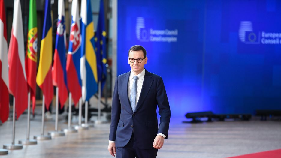 Bruksela, Belgia, 15.12.2022. Premier Mateusz Morawiecki podczas wypowiedzi dla mediów w budynku �Europa� w Brukseli, 15 bm. W stolicy Belgii odbywa się posiedzenie Rady Europejskiej, którego najważniejsze tematy to trwałe wsparcie wojskowe i finansowe dla Ukrainy, przegląd środków podjętych w celu walki z kryzysem energetycznym i stosunki transatlantyckie. (jm) PAP/Andrzej Lange