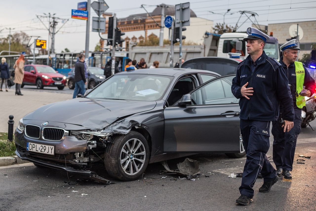 Połowa nieoznakowanych radiowozów BMW brała udział w kolizjach. Policja się tłumaczy