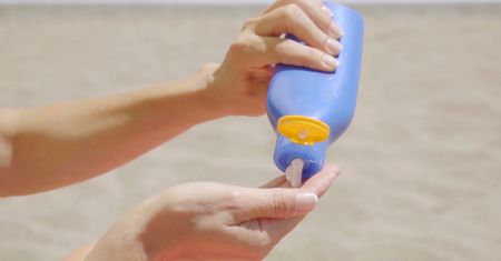 Test łyżeczki. Patent na zdrowe opalanie (WIDEO)