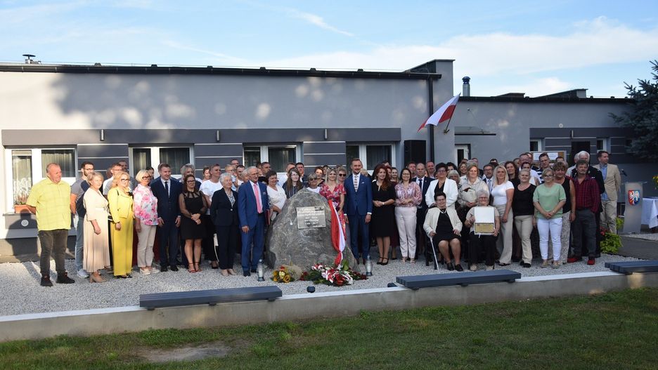Zdjęcie pamiątkowe przy tablicy upamiętniającej 645-lecie wsi Zbietka