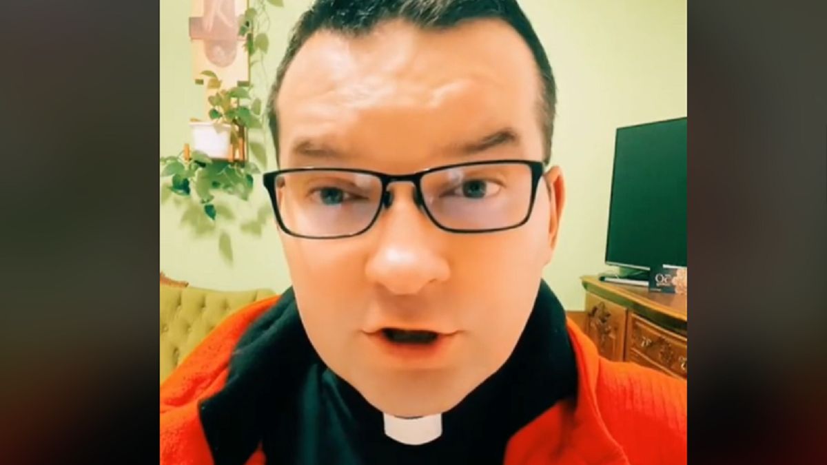 Zadał pytanie, czy może przyjmować komunię świętą. Ksiądz nie miał wątpliwości. 