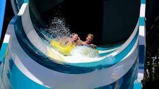 Łódź: Aquapark Fala organizuje nocne pływanie. Impreza w stylu Barbie