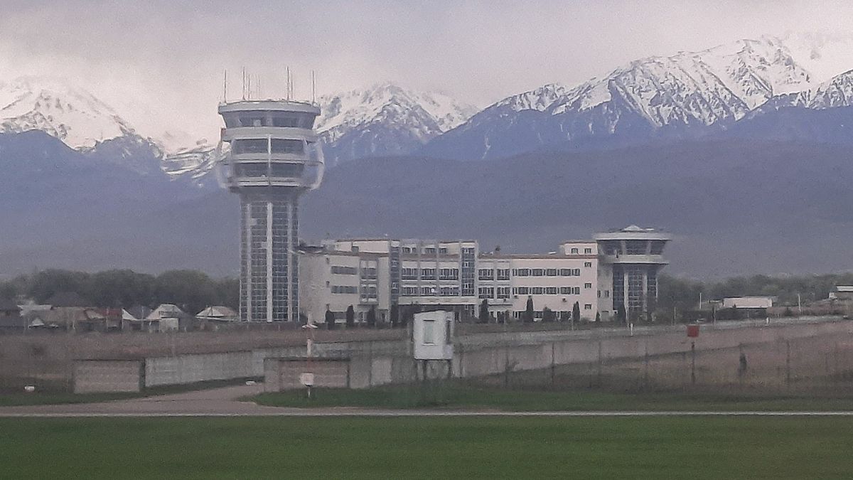 Awaryjne lądowanie w Ałmatach. Na pokładzie samolotu zmarł pasażer