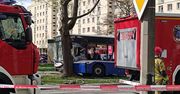 Poważny wypadek w Krakowie. Autobus miejski wjechał w drzewo, 10 pasażerów zostało rannych