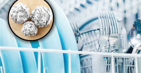 Zwiń folię aluminiową w kulkę i włóż do zmywarki. Już nigdy nie umyjesz naczyń inaczej