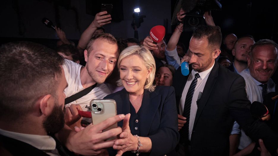 Marine Le Pen reacts after French elections
epa11449278 A handout photo made available by the official account of Marine Le Pen X (·MLP_officiel) shows Marine Le Pen (C), the candidate for the National Rally party, with  supporters at the end of the French election day in Paris, France, 01 July 2024. The far-right Marine Le Pen won a historic victory in the first round of the French elections, before which President Emmanuel Macron and numerous leaders of the left and center made calls for unity to prevent her from achieving an absolute majority.  EPA/Cuenta Oficial Marine Le Pen en / HANDOUT EDITORIAL USE ONLY/ONLY AVAILABLE TO ILLUSTRATE ACCOMPANYING NEWS ITEM (CREDIT REQUIRED) HANDOUT EDITORIAL USE ONLY/NO SALES HANDOUT EDITORIAL USE ONLY/NO SALES 
Dostawca: PAP/EPA.
Cuenta Oficial Marine Le Pen en / HANDOUT