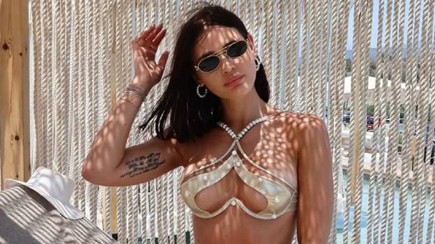 Wakacyjna Honorata Skarbek w wyciętym bikini
