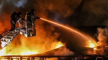 Nocny pożar w Piekarach Śląskich. Ogień pojawił się w pizzerii Soprano. Straty będą ogromne