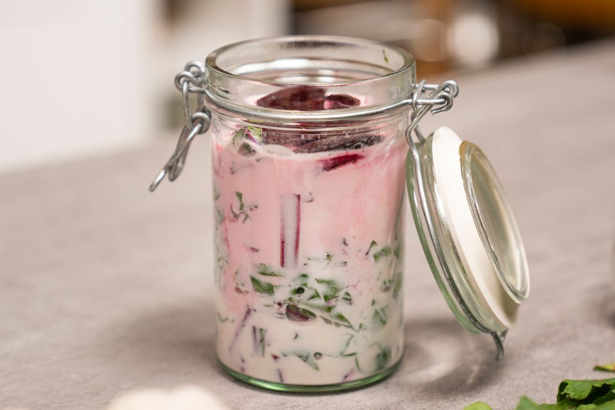 Zalewam botwinkę produktem z lodówki. Idealna baza nie tylko na chłodnik