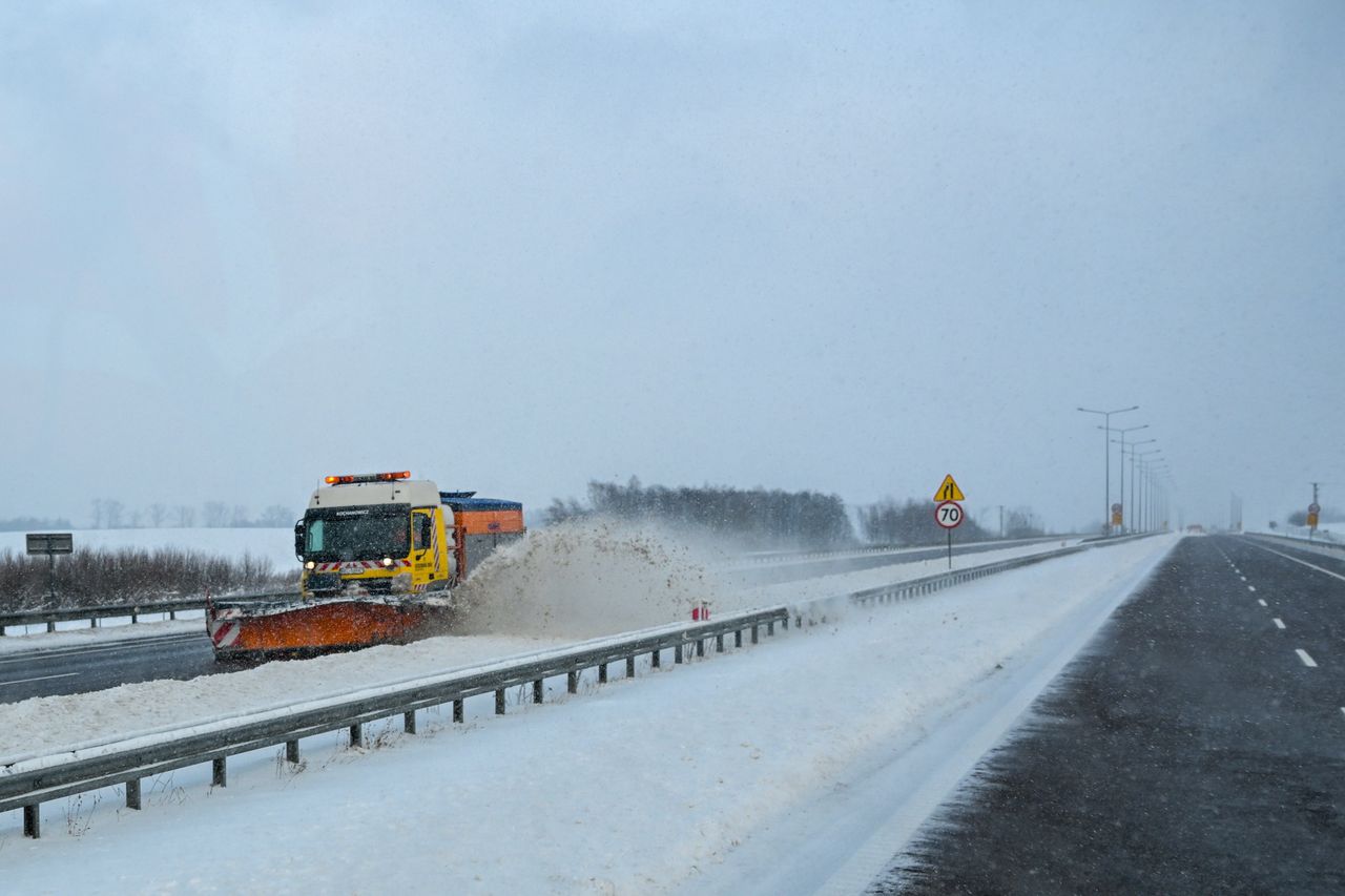 Przed nami śnieżny weekend. Zima może znów sparaliżować drogi