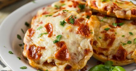 Te mini pizze można zajadać bez wyrzutów sumienia. Najsmaczniejsza przekąska