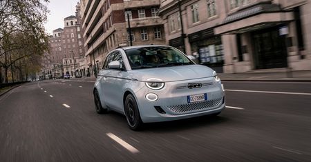Elektryczny Fiat 500 już tylko za pół worka pieniędzy. Nowe wersje pojawiły się w cenniku