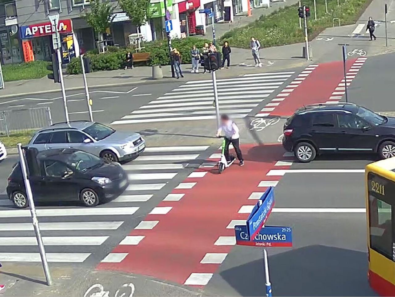 Warszawa: Kolizja na Bemowie. Kierujący hulajnogą wjechał na czerwonym świetle