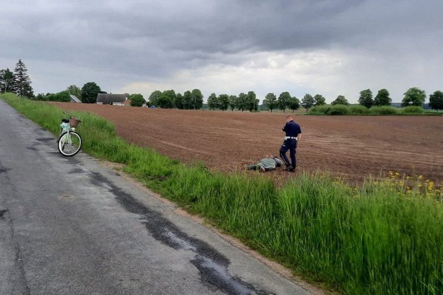 Pościg za motocyklistą zakończył się nietypowo, ale z sukcesem.