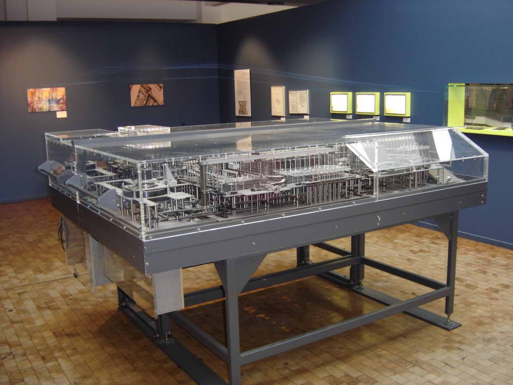 Komputer Z1 - rekonstrukcja (Źródło: Wikimedia Commons, Stahlkocher, Lic. CC BY-SA 3.0)