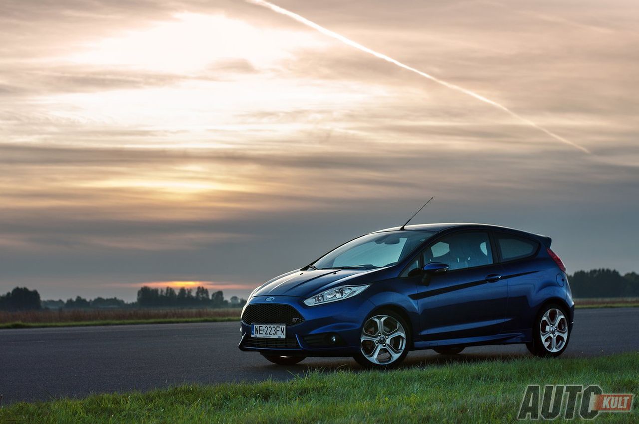 Skoro jest Mini, musiała być i Fiesta ST. Ten mały Ford pojawił się na rynku i skopał tyłki wszystkim hot hatchom, ochoczo zarzucając przy tym tyłem i znajdując trakcję tam, gdzie inni już wyjeżdżali przodem z zakrętu. Fiesta ST to jeden z najlepszych hot hatchów naszych czasów. I chociaż nie jest tak szybki jak Focus RS, to bez problemu rozciągnie głupkowaty uśmiech na twarzy z równie dużą łatwością.