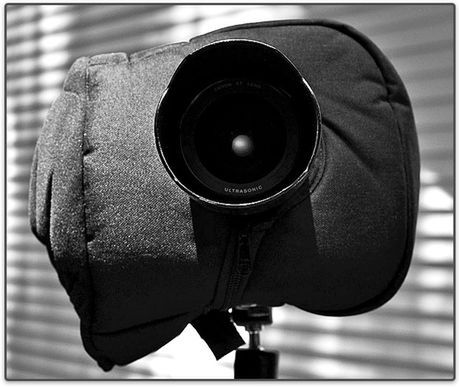 Camera Muzzle to obudowa wyciszająca głośne trzaski migawek i luster (fot. Sam Cranston)