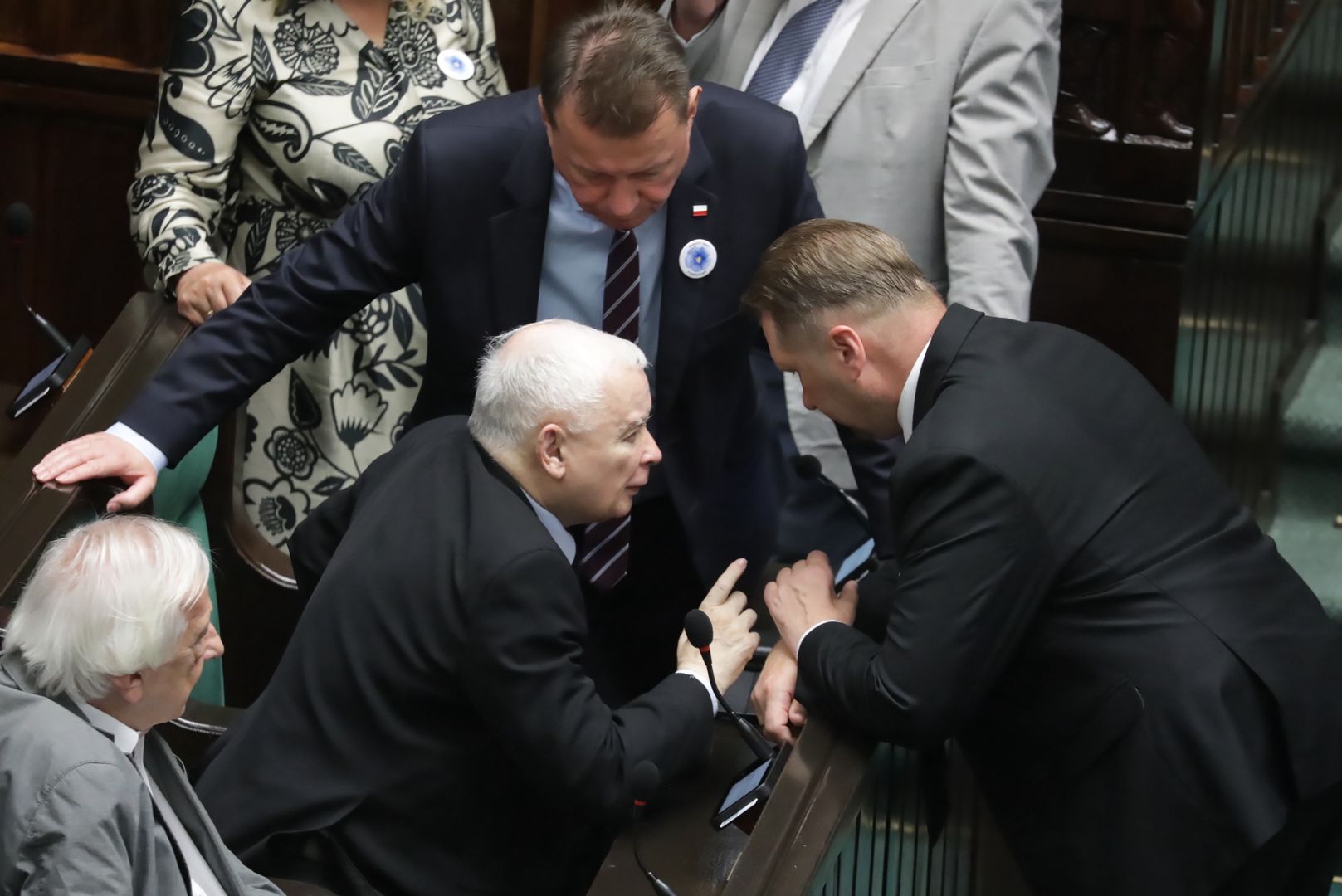 Ciemne chmury nad PiS. Kaczyński oburzony