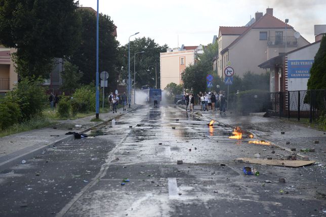 Lubin. Atak demonstrantów na komendę. Kilku funkcjonariuszy rannych 