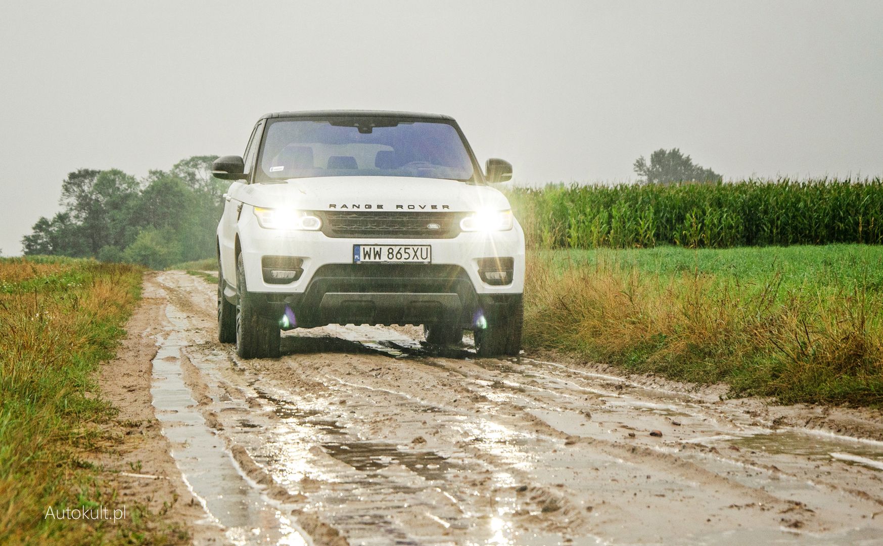 Technicznie wszystko się zgadza - Range Rover Sport jest samochodem terenowym kiedy wyjeżdża z salonu. Dla purystów to wręcz obraźliwe stwierdzenie, ale to auto naprawdę świetnie sobie radzi poza szosą.