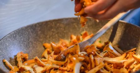 Przyrządzasz kurki w ten sposób? Lepiej zmień swoje kulinarne nawyki!