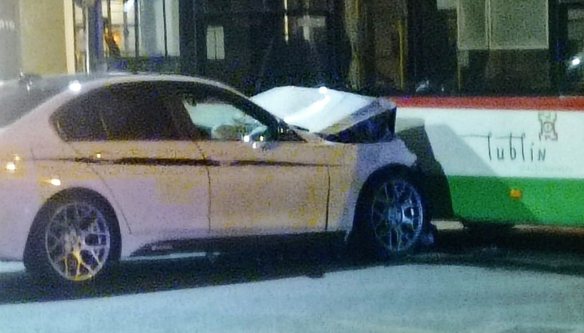 29-latek wjechał BMW w trolejbus