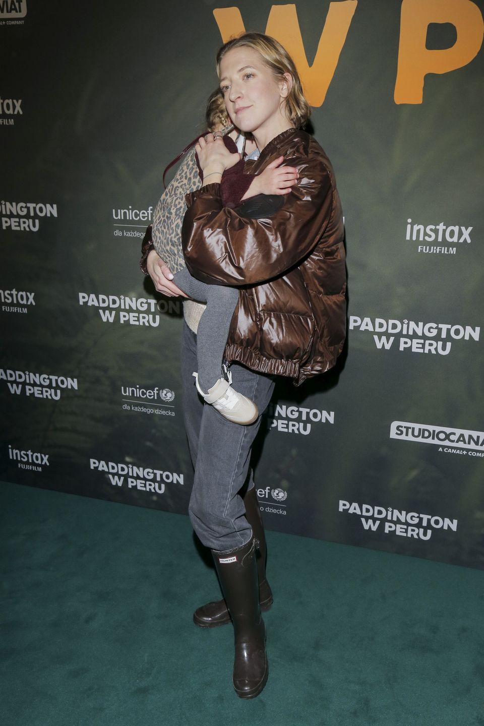 Lara Gessler z córką na premierze filmu "Paddington w Peru"