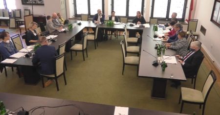 Trójka. Senacka komisja debatuje nad sytuacją w Polskim Radiu
