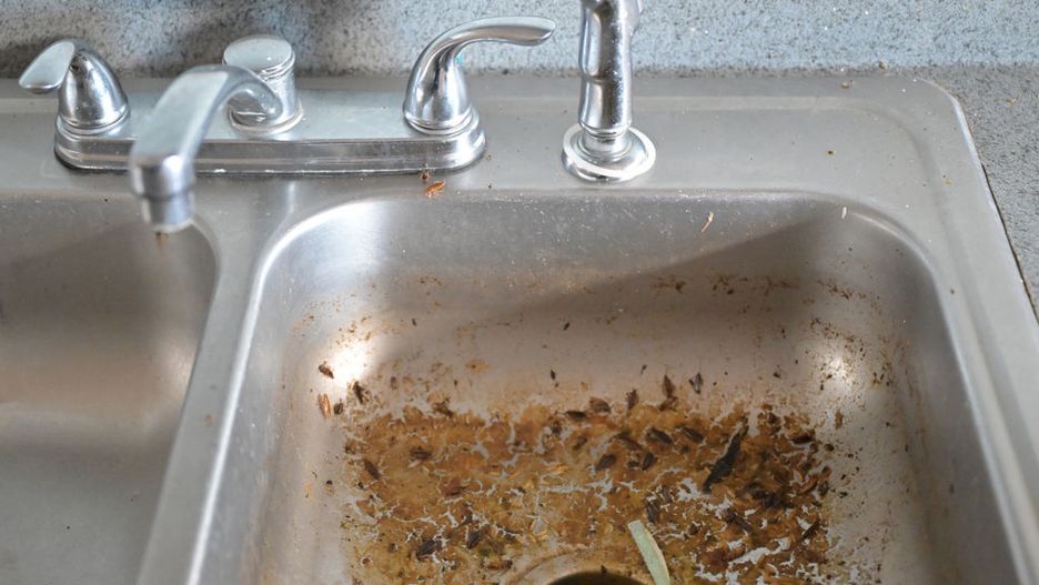 Mieszanka soli i gorącej wody jest najlepsza na zatkany zlew 