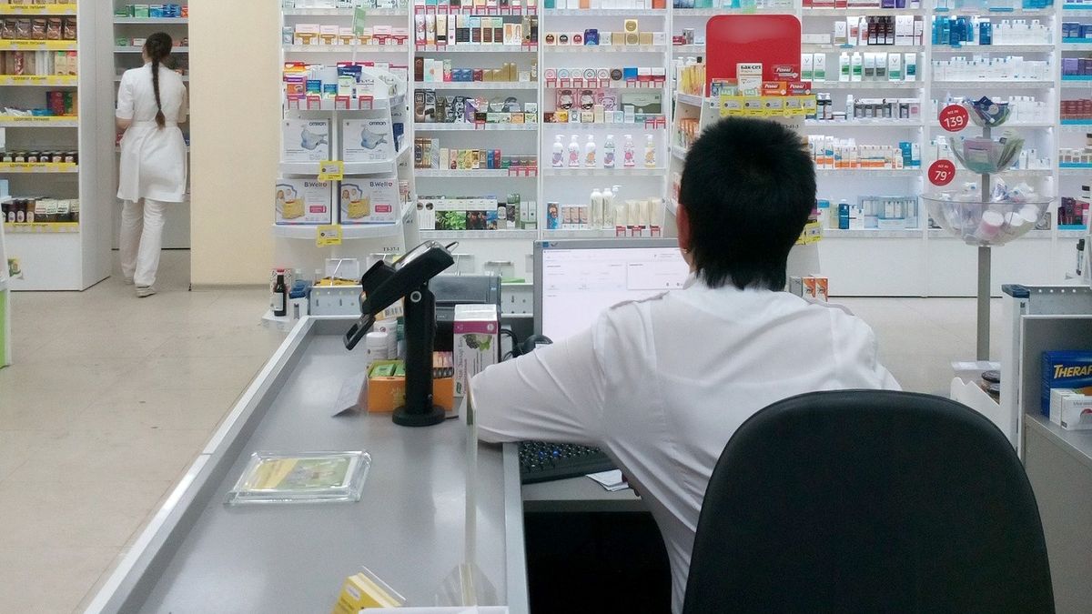 Koronawirus w Polsce. Farmaceuci chcą specjalnych stref buforowych w aptekach.
