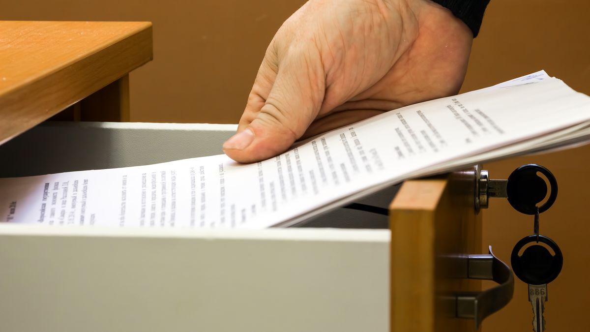 Warto przejrzeć dokumenty w szufladach