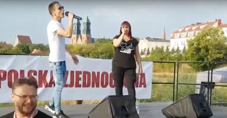 Justyna Socha szaleje na scenie. Śpiewa hit antyszczepionkowców