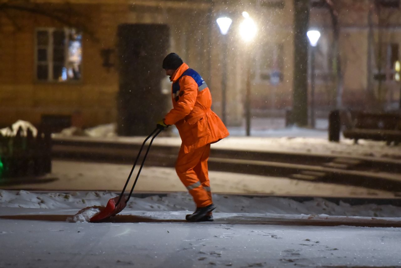 Atak zimy mrozi właścicieli nieruchomości. Jak szybko muszą usuwać śnieg?