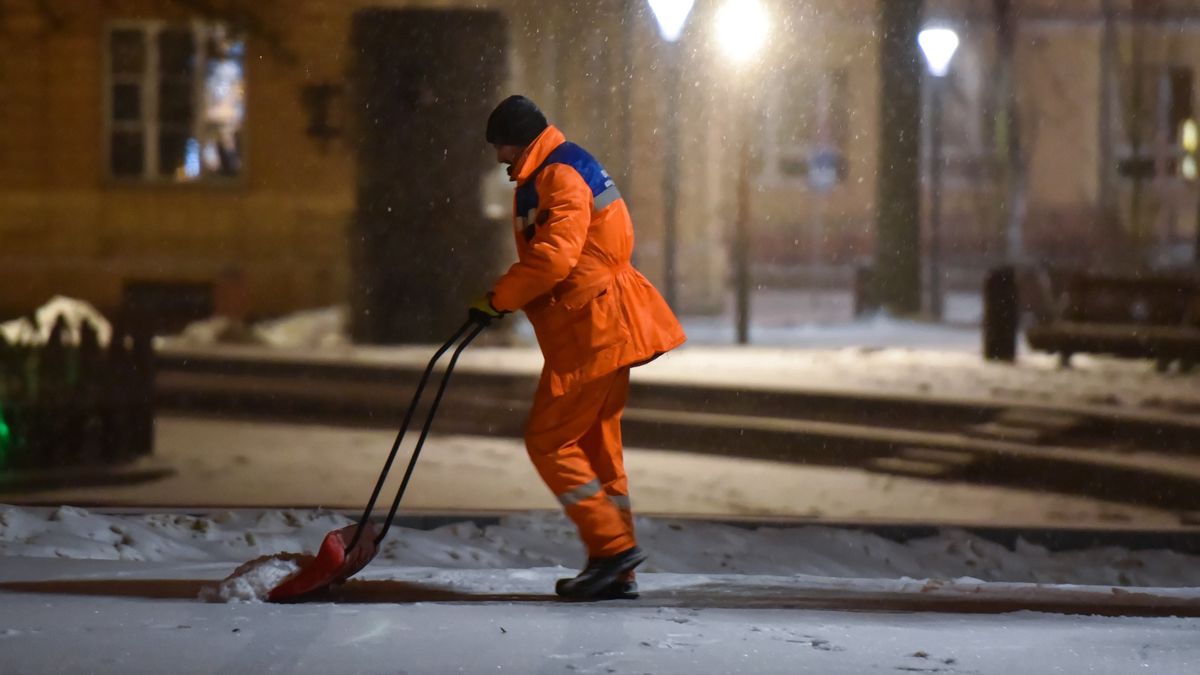 Usuwanie śniegu to obowiązek właściciela lub zarządcy terenu, ale i właściciela przylegającej do chodnika nieruchomości.