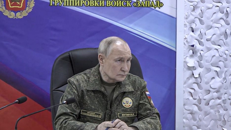Russian President Vladimir Putin visits one of the command posts of the West group of Russian Army
epa12538322 A handout still image taken from a handout video provided by the Russian Presidential Press Service shows Russian President Vladimir Putin speaks during his visit to a command post of the West group of Russian Army at an undisclosed location, 20 November 2025.  EPA/RUSSIAN PRESIDENTIAL PRESS SERVICE / HANDOUT  HANDOUT EDITORIAL USE ONLY/NO SALES 
Dostawca: PAP/EPA.
RUSSIAN PRESIDENTIAL PRESS SERVICE / HANDOUT
presser, desk, uniform