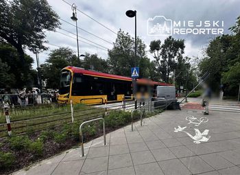 Zderzenie busa z tramwajem na Żoliborzu. Ruch zablokowany