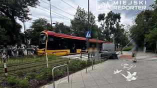 Zderzenie busa z tramwajem na Żoliborzu. Ruch zablokowany