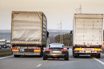 Zakaz wyprzedzania się ciężarówek. Rząd przyjął nowe przepisy