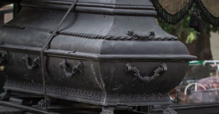 Świdnica. Niezwykłe odkrycie na prywatnej posesji. Znaleziono XIX-wieczną trumnę!