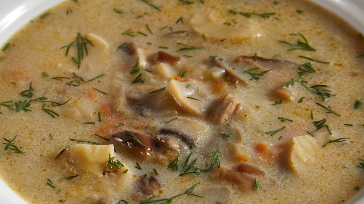 Zupa z pieczonymi pieczarkami jest kremowa bez dodatku śmietany