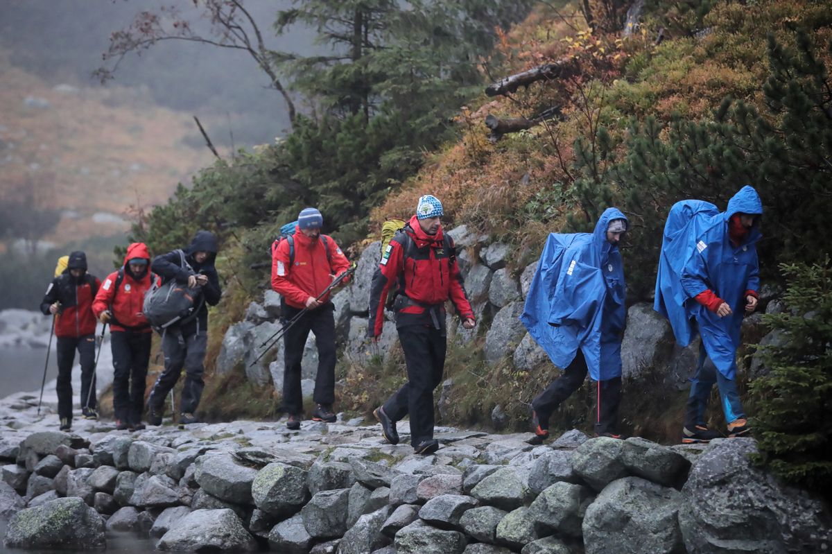 Tatry. Trudna akcja ratunkowa. Ratownicy TOPR wyruszają z Morskiego Oka w rejon Rysów