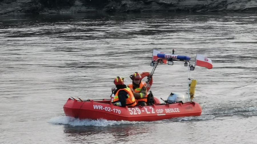 straż wodna policja poszukiwania na rzece wopr łódka akcja w wodzie rzeka woda tragedia
