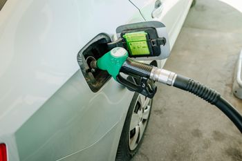Ceny paliw na weekend. Oto co czeka kierowców na stacjach