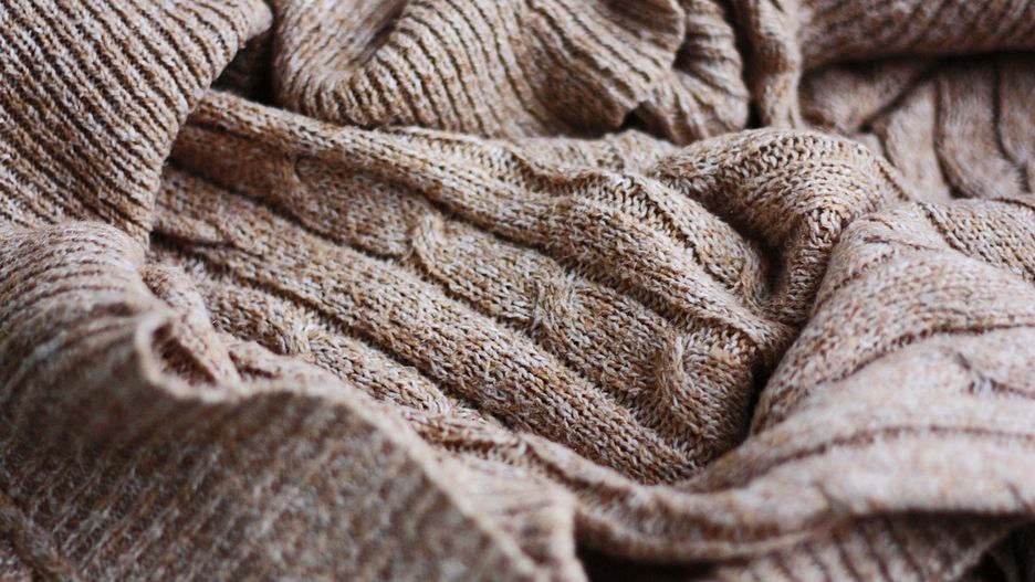 Naładniejszy sweter wygląda fatalnie, jeśli na rękawach pojawia się zmechacenie