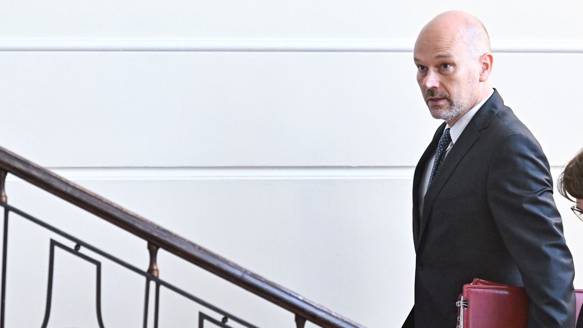 Warszawa, 06.08.2024. Minister - członek Rady Ministrów, przewodniczący Komitetu Stałego Rady Ministrów Maciej Berek przed posiedzeniem rządu w KPRM w Warszawie, 6 bm. Ministrowie zajmą m.in przygotowanym przez Urząd Ochrony Konkurencji i Konsumentów projektem nowelizacji przepisów zwiększającym limity pomocy de minimis. (jm) PAP/Radek Pietruszka